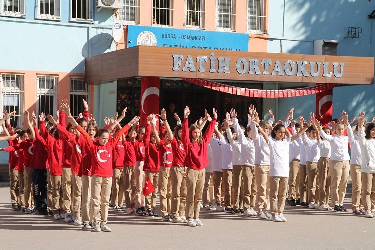 Bursa'da 300 öğrenci Cumhuriyet'i yazdı -