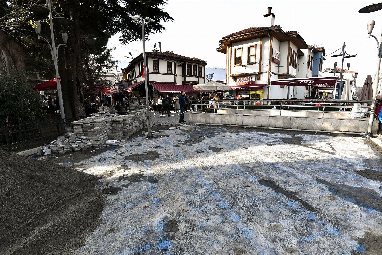 Bursa'da Abdal Camii çevresinde zemin yenileniyor -