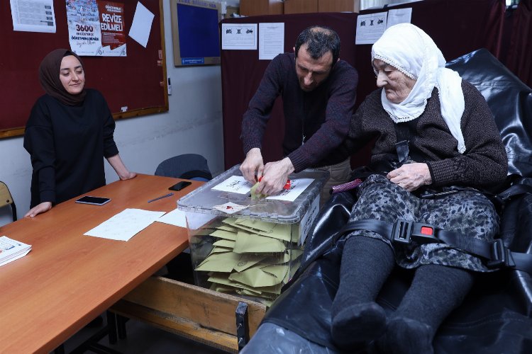 Bursa'da ambulansla okula, sedye ile sandığa -