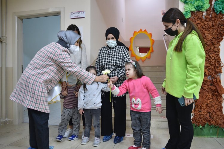 Bursa'da anneleriyle birlikte öğrenci oldular -