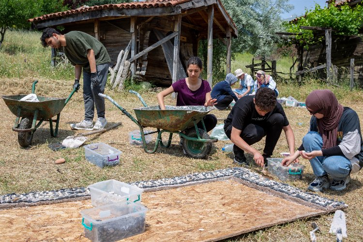 Bursa'da arkeoloji meraklıları mozaik yapımını deneyimliyor -