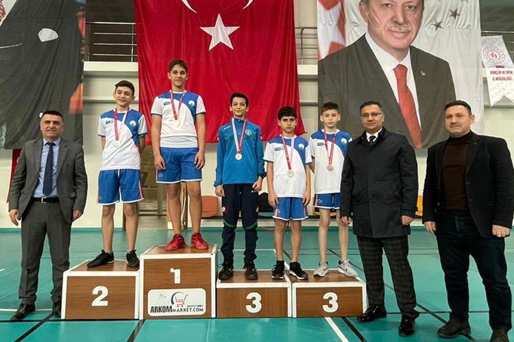 Bursa'da badmintonda Osmangazi başarısı -