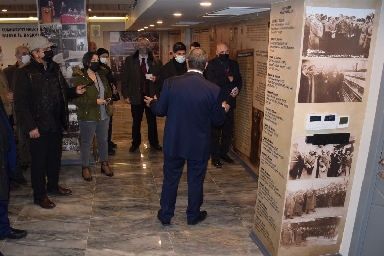 Bursa'da CHP'nin 100 yılı anı duvarı oldu -