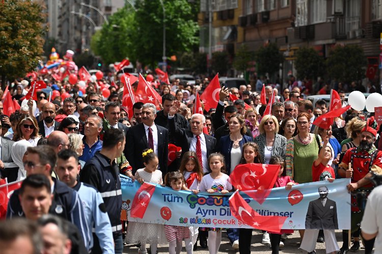Bursa'da çocuklar bayramın tadını çıkarttı -