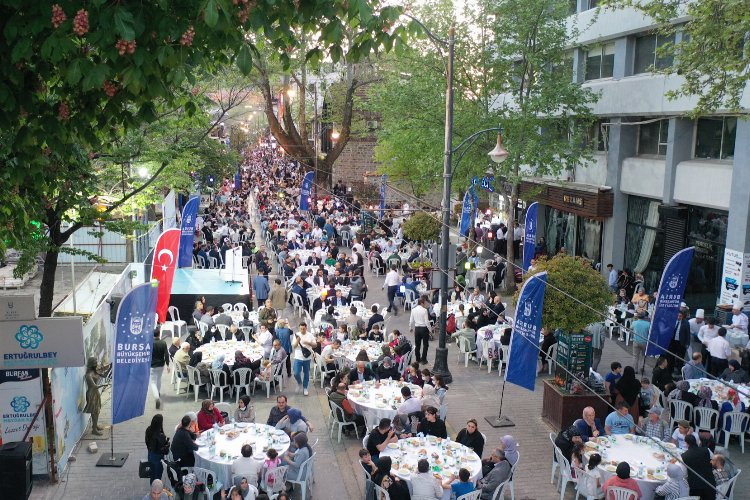 Bursa'da Cumhuriyet Caddesi'nde dev iftar -