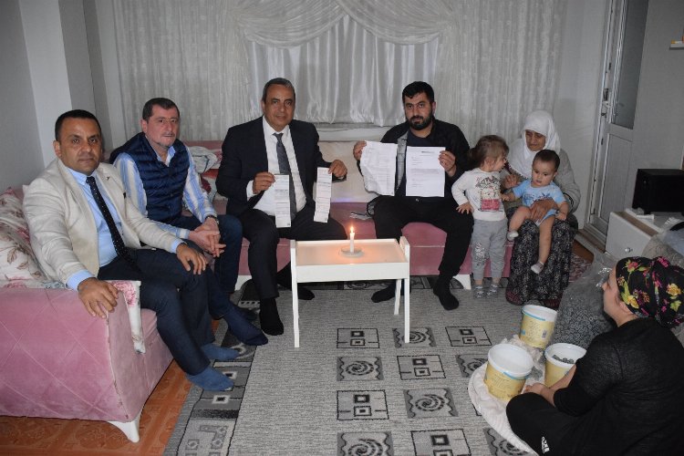 Bursa'da elektriği kesik aileye CHP'lilerden ziyaret -