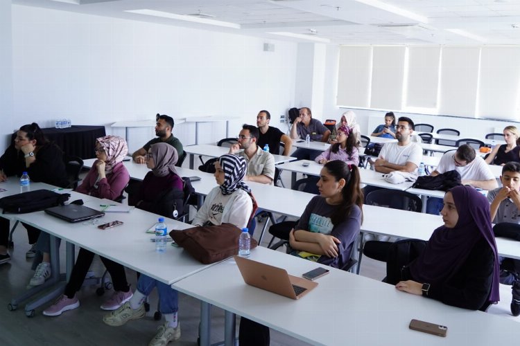 Bursa'da genç girişimcilere 'fırtınada uyuma' tüyoları -