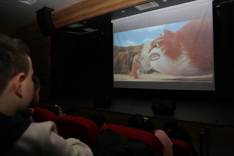 Bursa'da Gürsulu çocuklara ücretsiz sinema keyfi -