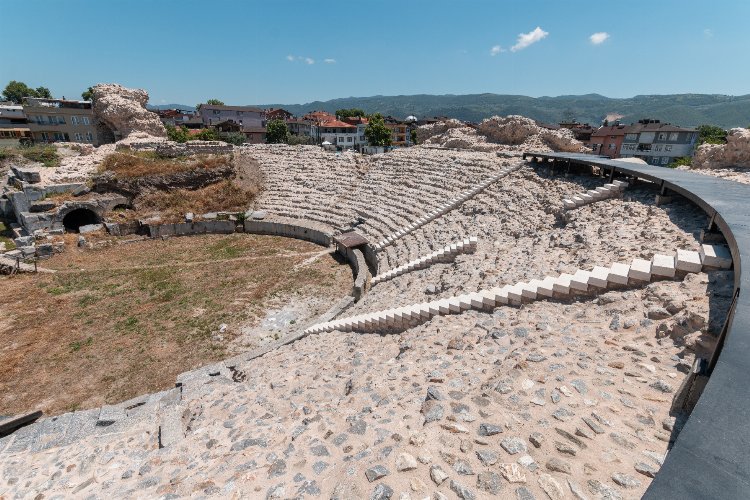 Bursa'da her köşeden tarih fışkırıyor... Roma Tiyatrosu turizme kazandırılıyor -