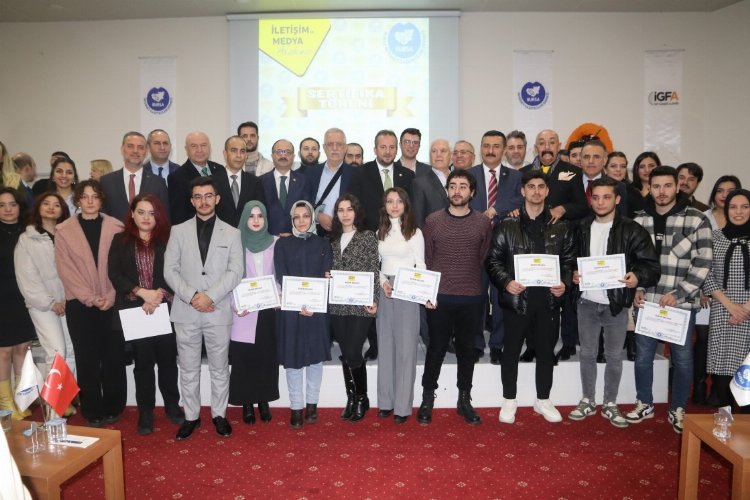 Bursa'da İletişim ve Medya Akademisi'nde sertifika heyecanı -