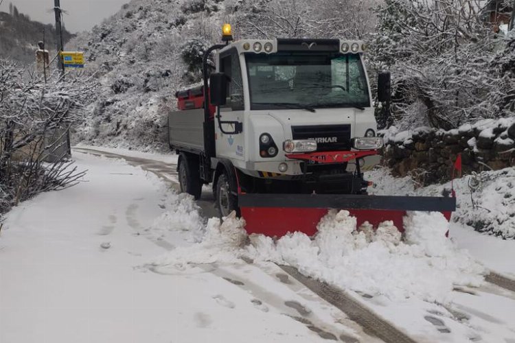Bursa'da ilk kar tanesiyle birlikte ekipler harekete geçti -