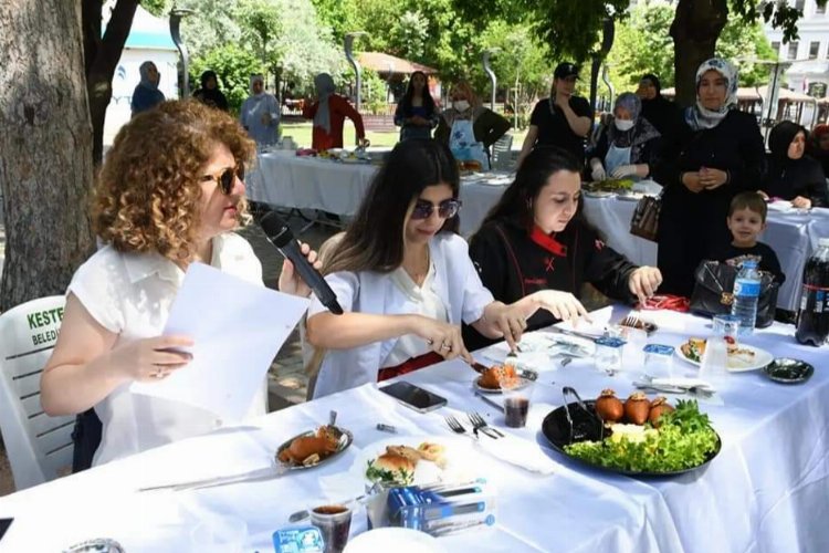 Bursa’da kadınlardan yemek yapımında kıyasıya yarıştı -
