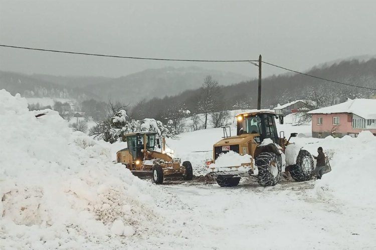 Bursa'da karla mücadeleye devam... 694 mahalle yolu ulaşıma açıldı -