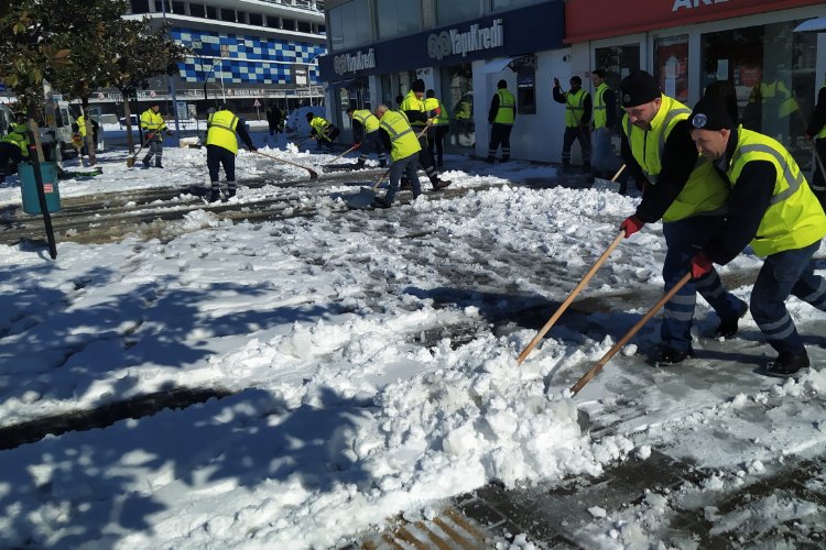 Bursa'da karlar dört koldan temizleniyor -