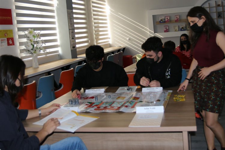 Bursa'da lise öğrencileri tasarrufu oyunla öğreniyor