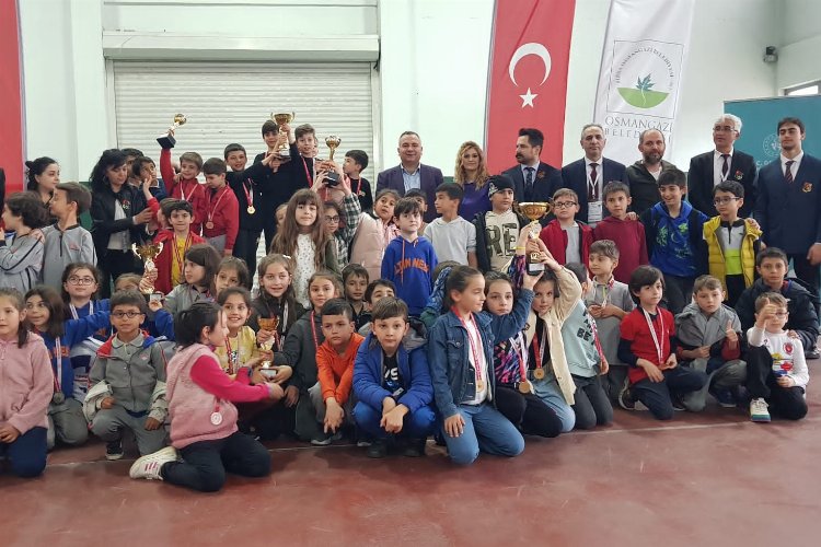 Bursa'da minik satranç tutkunları kupalandı -