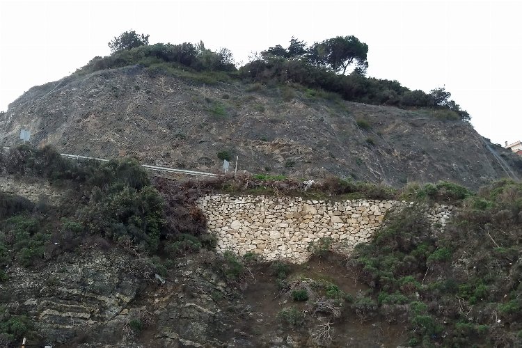 Bursa'da Mudanya-Kurşunlu yolunda heyelan! -
