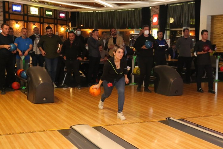 Bursa'da Nilüfer Belediyesi personeli bowlingde yarıştı -