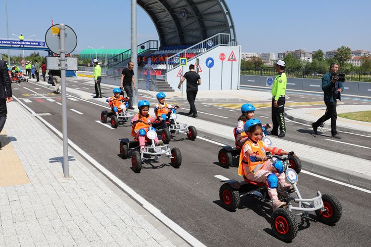 Bursa’da çocuklar trafiği kurallarıyla öğreniyor -