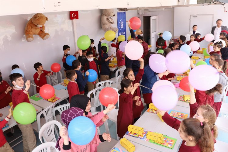 Bursa'da çocuklara şenlik havasında bayram -
