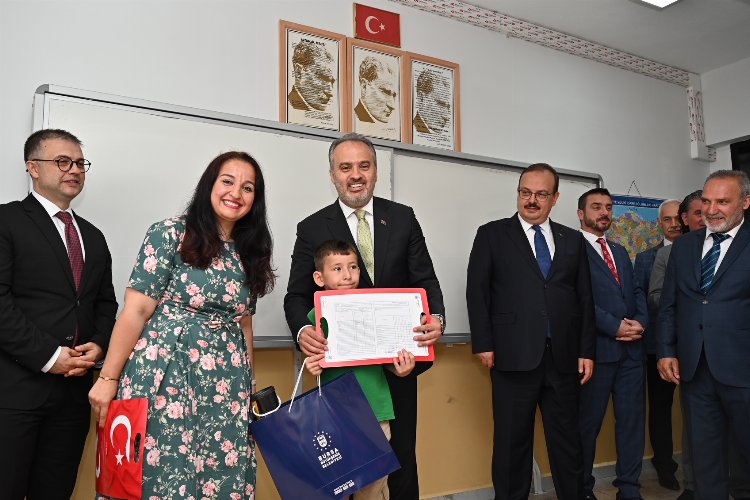 Bursa'da öğrencilerin karne sevinci -