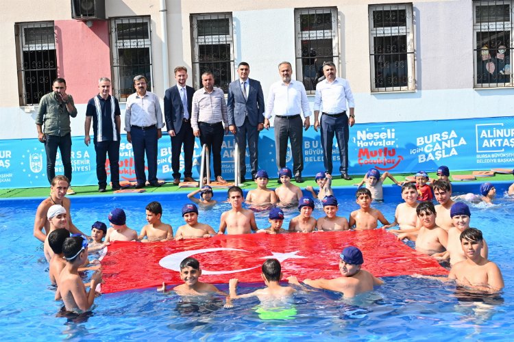 Bursa'da okul bahçeleri 'neşeli havuzlara' döndü -