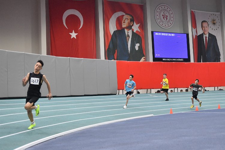 Bursa'da Osmangazi Atletizm Salonu'nda gençlik rüzgarı -