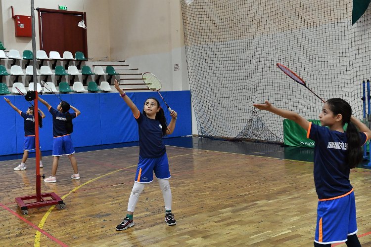 Bursa'da Osmangazili badmintoncular ışık saçıyor -