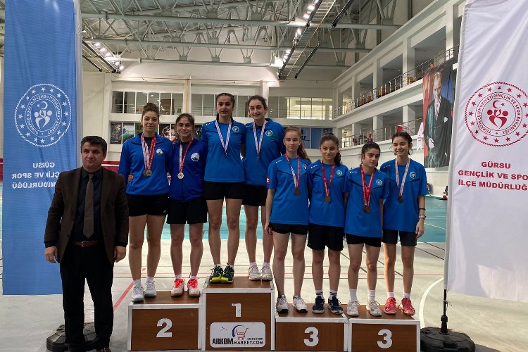 Bursa'da Osmangazili badmintonculardan çifte başarı -