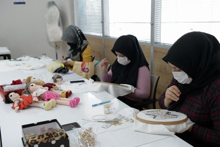 Bursa'da OSMEK kadınların yaşamına ışık tutuyor -