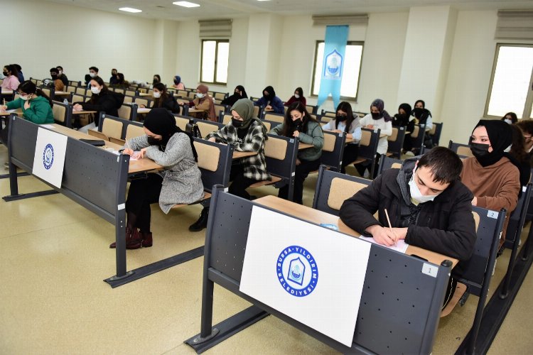 Bursa'da öğrenciler YKS provasını Yıldırım'da yaptı -
