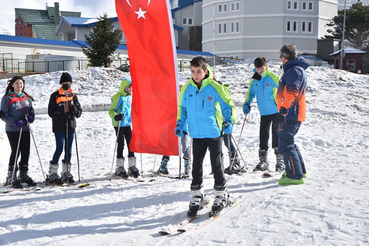 Bursa'da öğrencilerin kayak heyecanı -