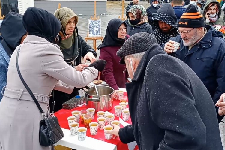 Bursa'da Saadet Partili kadınlardan üzüm hoşafı ikramı -