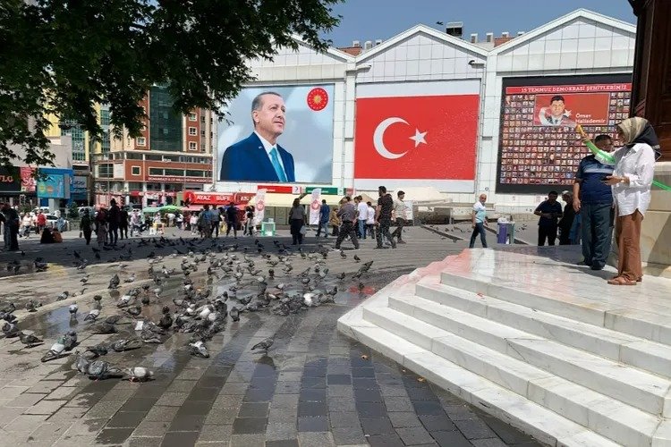 Bursa'da sıcaktan bunalan güvercinler böyle serinledi -
