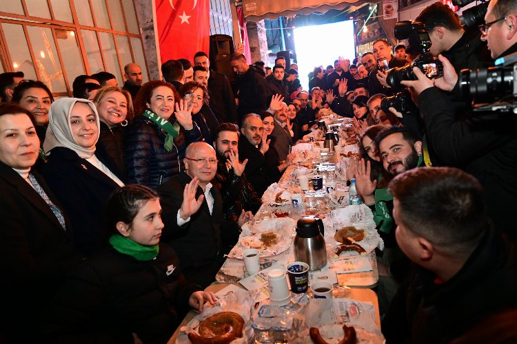 Bursa'da simit ve tahanlılar başkandan, çaylar vekilden -