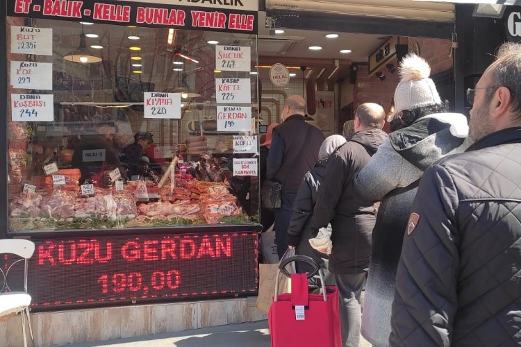 Bursa'da ucuz et kuyruğu -