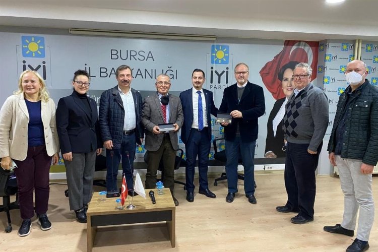 Bursa'da 'İYİ Gençlik Söyleşileri'nde gazeteciler deneyimlerini paylaştı -
