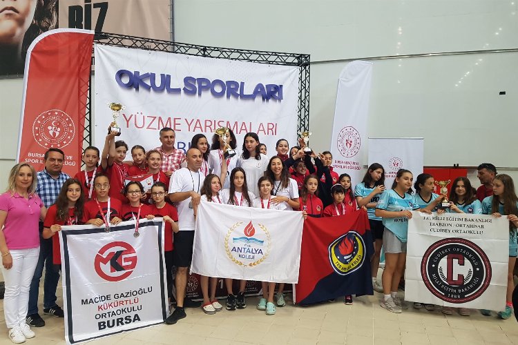 Bursa'da yüzmede 'Macide Gazioğlu Kükürtlü' farkı -