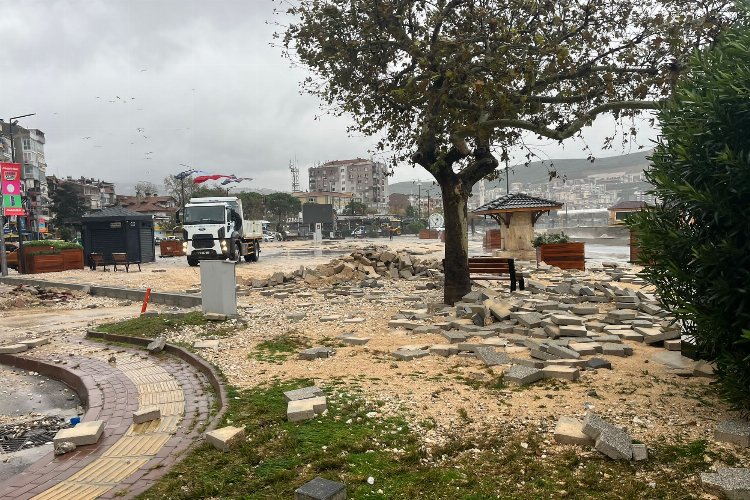 Bursa Gemlik sahilinde azgın dalgalar kordona taştı -