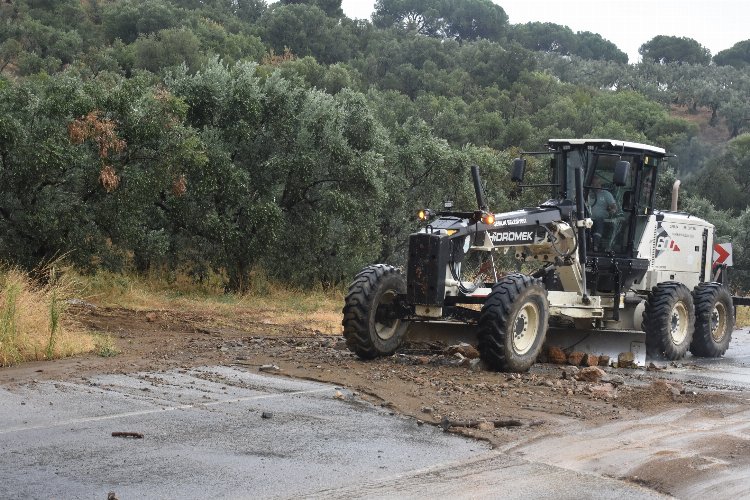 Bursa Gemlik'te yağıştan kapanan yola anında müdahale -