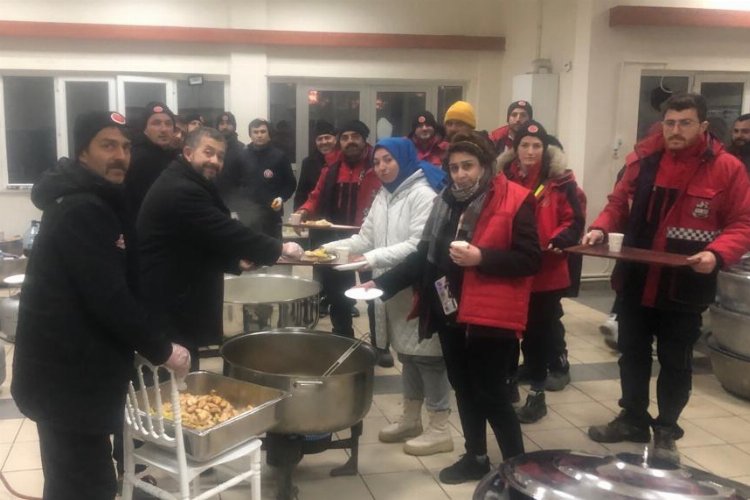 Bursa Gürsu ekibi Kahramanmaraş'ta sahra aşevi kurdu -