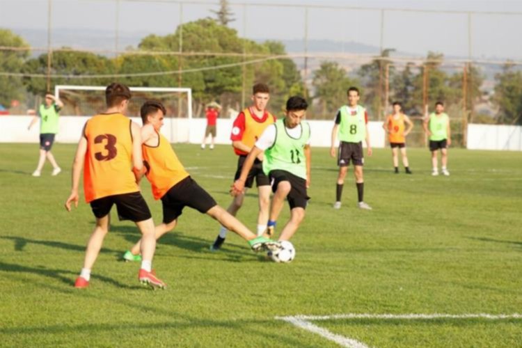 Bursa İnegöl'de gençler takımını kurup futbol şölenine katıldılar -