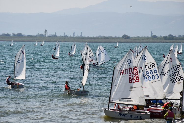 Bursa İznik Gölü'nde heyecan dolu yarış -