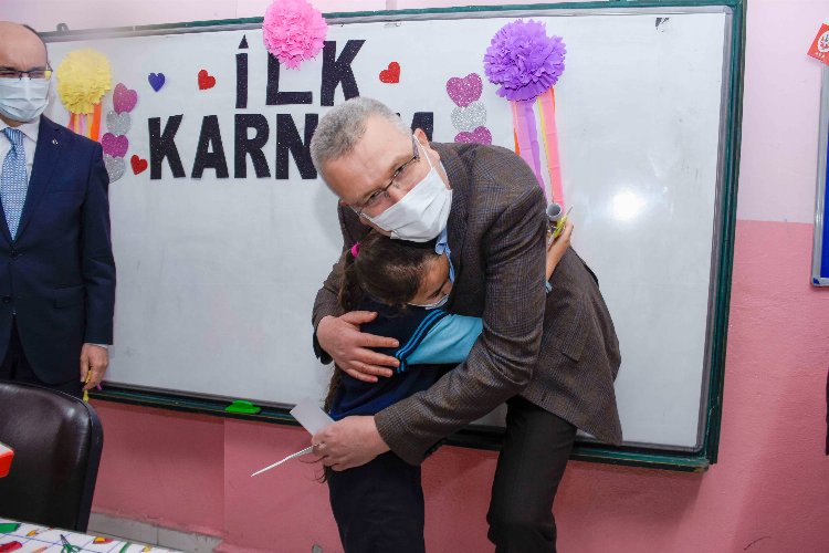 Bursa Karacabey Belediyesi'nden öğrencilere sürpriz karne hediyesi -