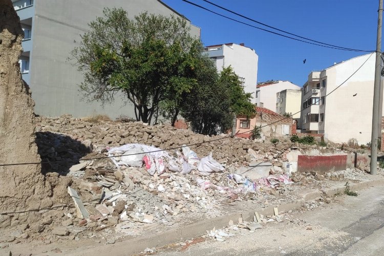 Bursa Karacabey'de metruk binalara neşter -