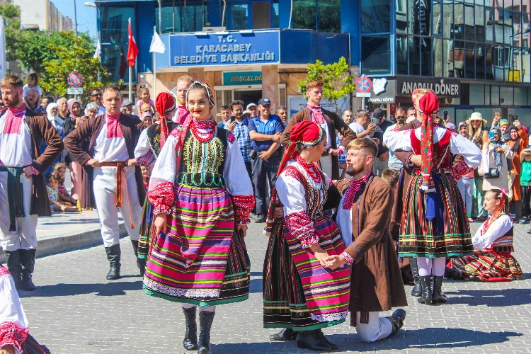 Bursa Karacabey'de Uluslararası Karagöz Halk Dansları rüzgârı -