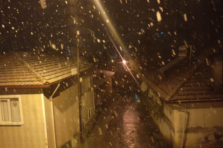 Bursa Keles'te yağmur yerini 'kar'a bıraktı -