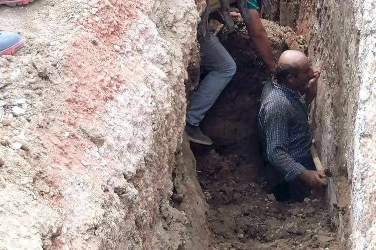 Bursa Mudanya'da toprak altında kalan işçi kurtarıldı -