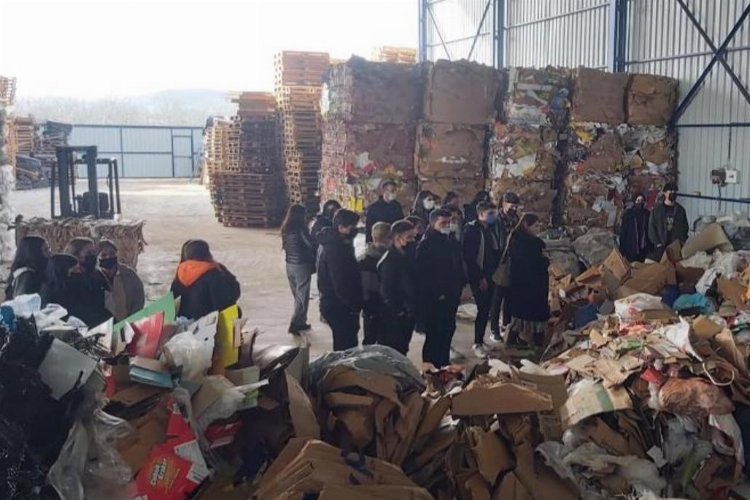 Bursa Mustafakemalpaşa'da liseli gençlerden geri dönüşüm -