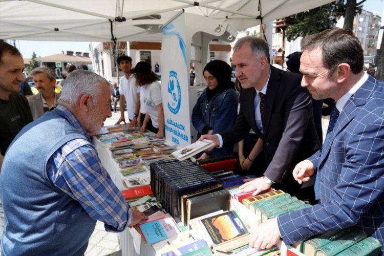 Bursa İnegöl'de Dünya Kitap Hediye Etme Gününde 2 bin kitap dağıtıldı -